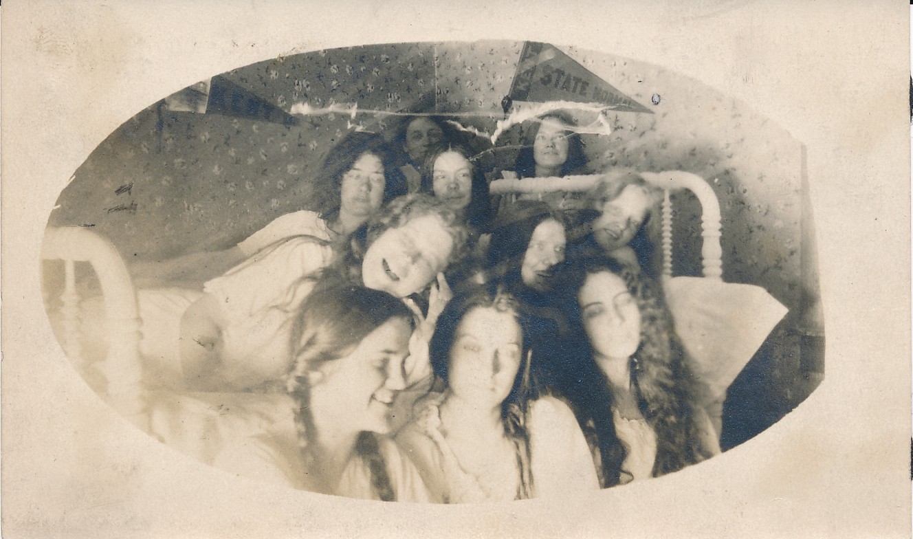 10 Young Pretty Women Bedroom Party Gay Lesbian Int 1914 vintage snapshot photo