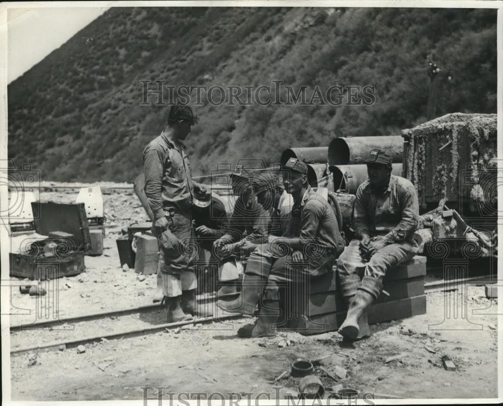 1930 Press Photo Rescue workers wait to enter mine collapse arear