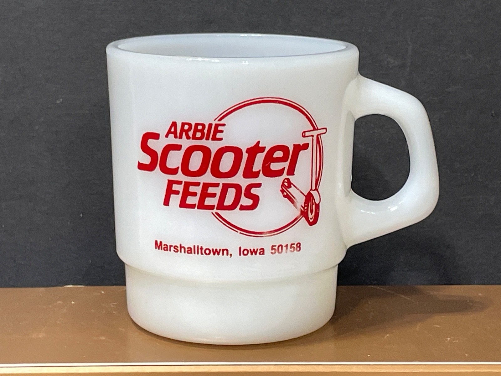 Vintage Arbie Scooter Feeds Marshalltown, Iowa Milk Glass Mug - Termocrisa