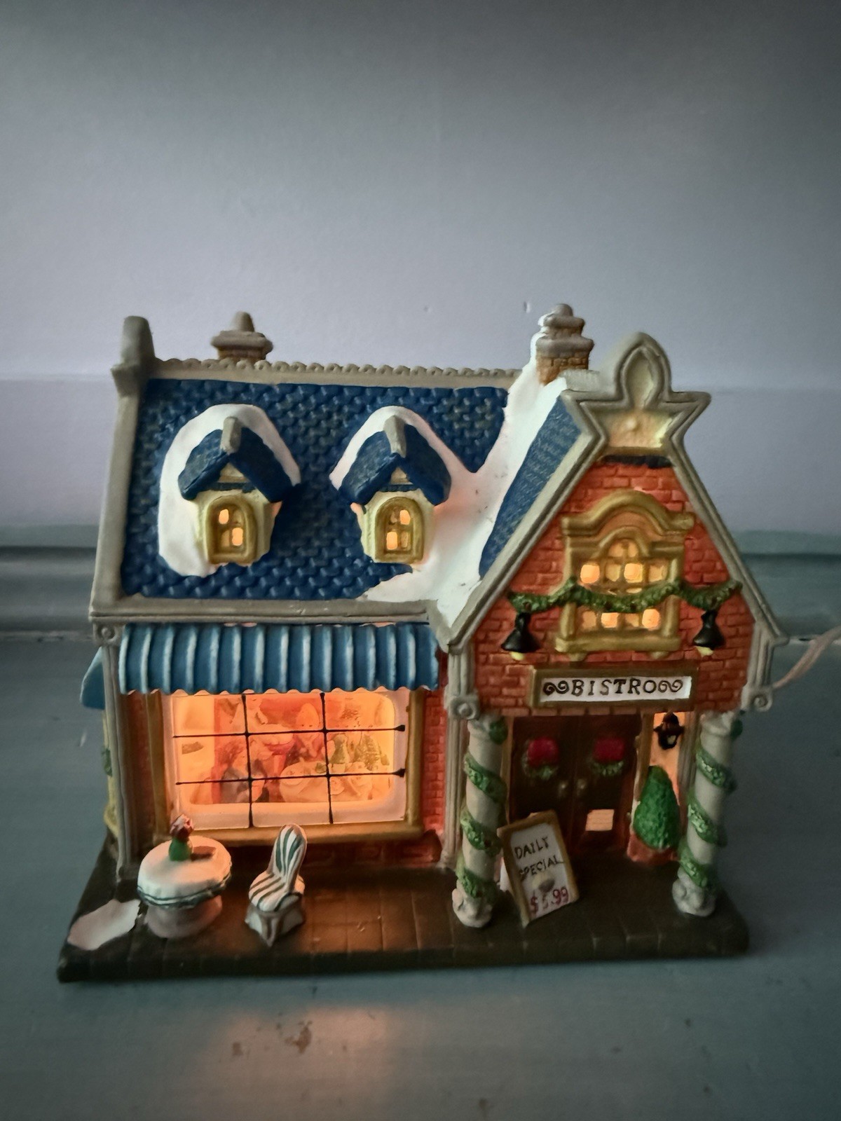 2002 LEMAX Lighted “The Bistro” Christmas Village Piece Electric