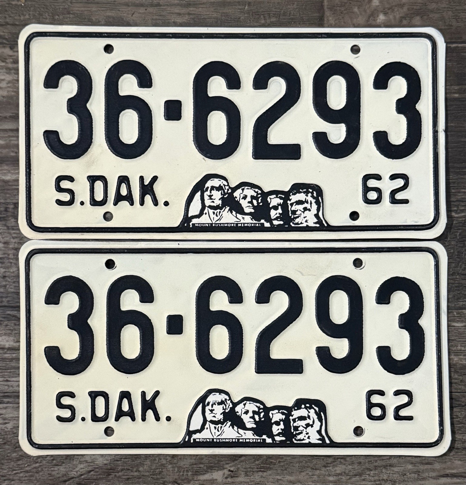 1962 South Dakota pair-license plates. Hugues County -beautiful Shape 🔥🔥