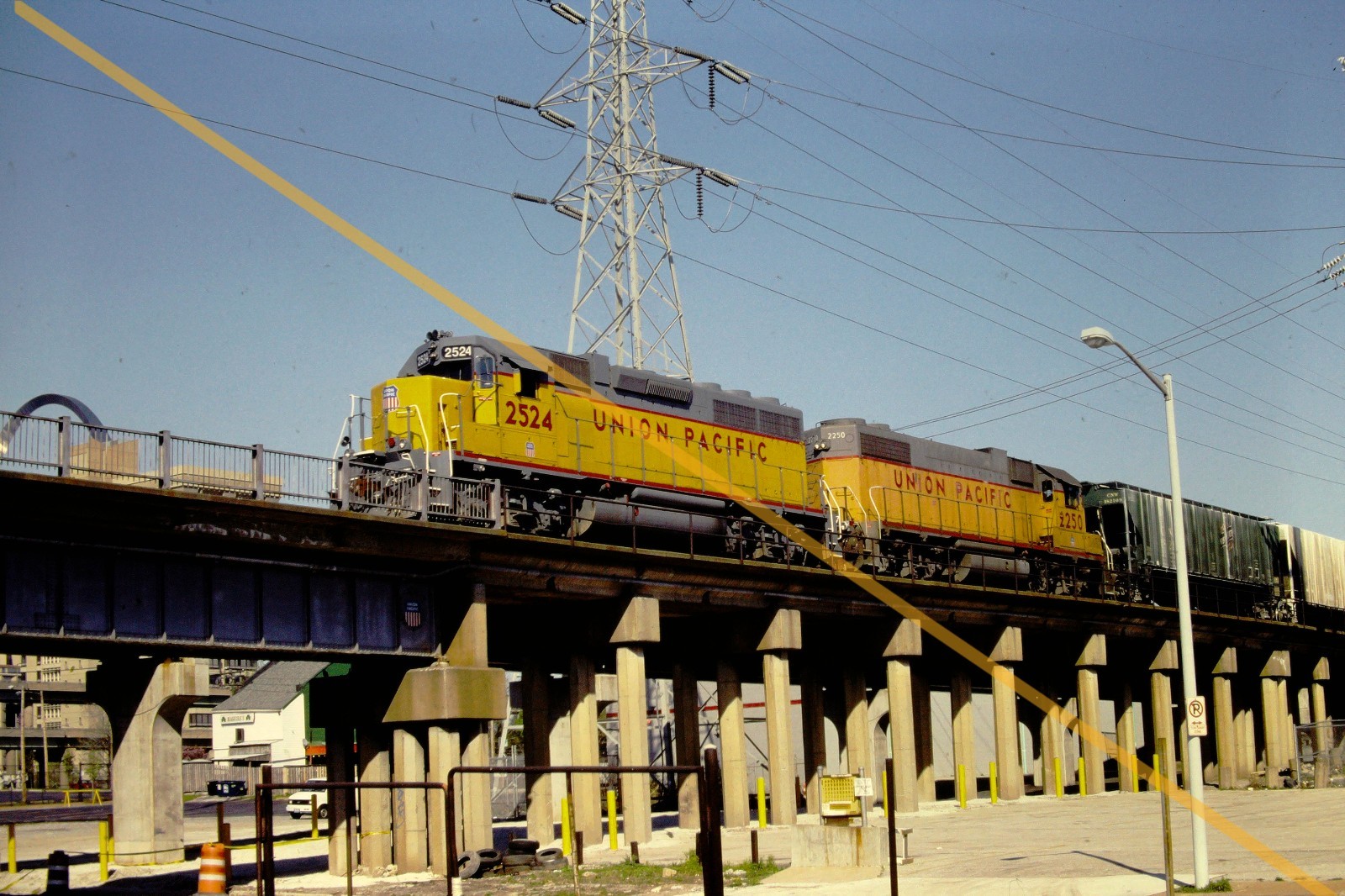 Union Pacific 2524 original slide (elevated track) 𖠵 St. Louis, MO 1998