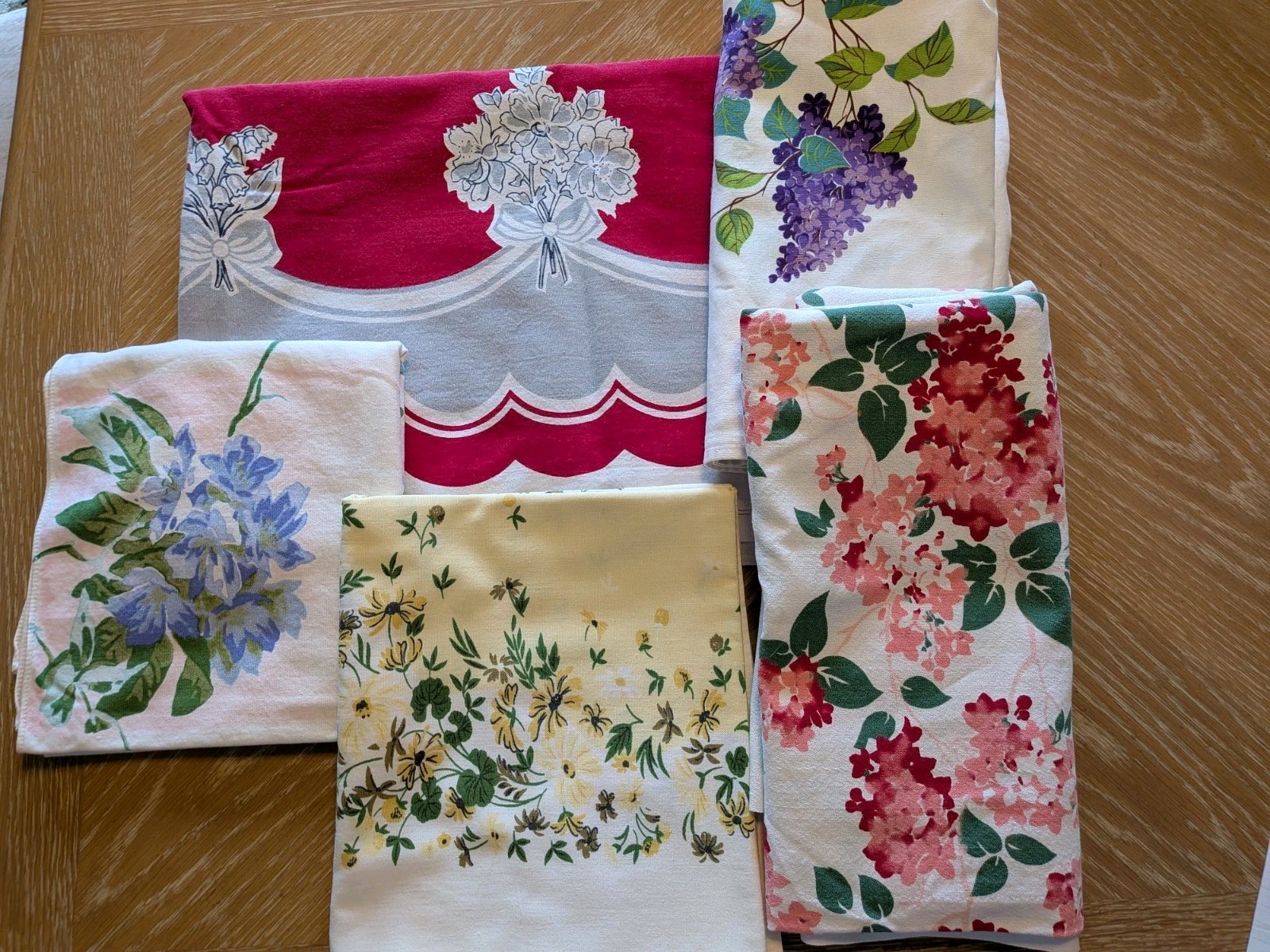 GORGEOUS LOT OF *5* ALMOST PERFECT TRUE VINTAGE MCM PRINT FLORAL TABLECLOTHS