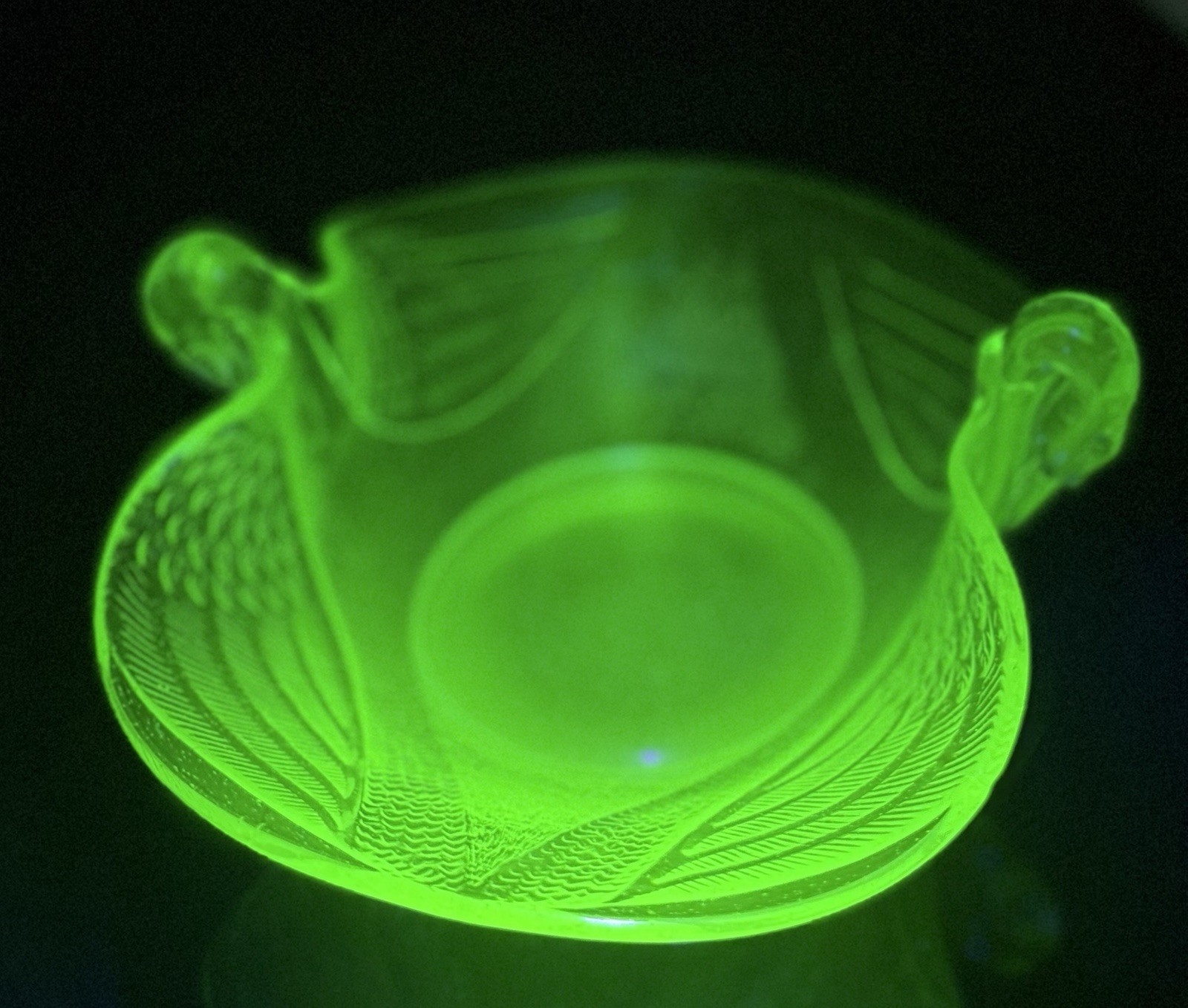 Vintage Fenton Green Uranium / Vaseline Glass Double Swan Handles Bowl Vintage Fenton Green Uranium / Vaseline Glass Double Swan Handles Bowl