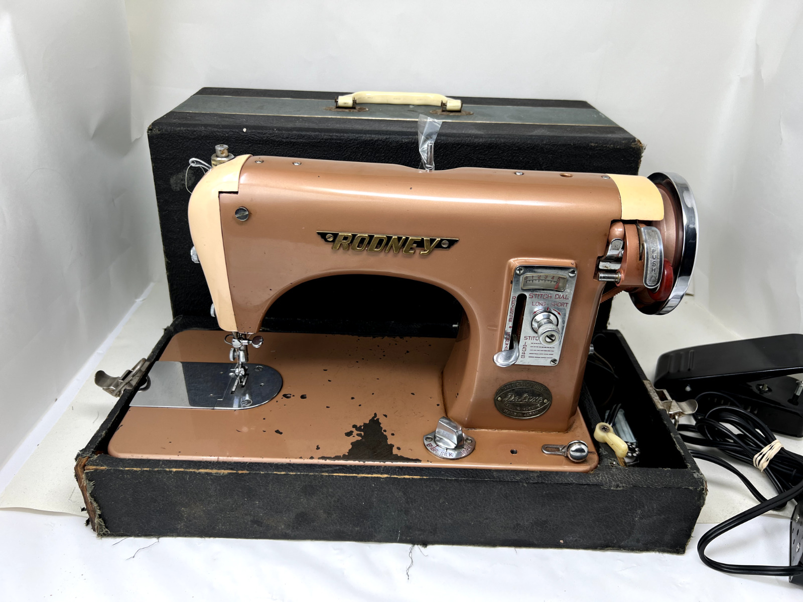Vintage Rodney Deluxe Sewing Machine Metal with Wood Case and Foot Petal