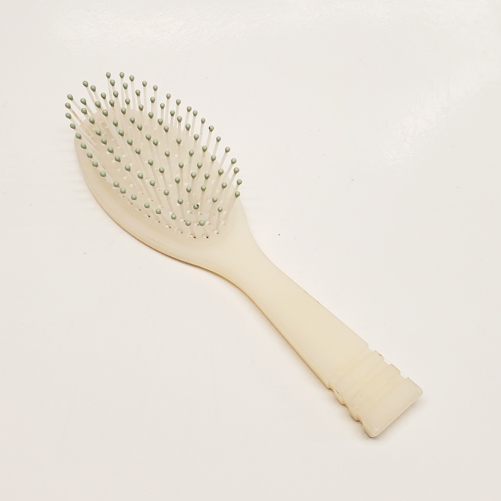 Vintage Clinique Plastic Travel Size Hair Brush Ball Tipped White Green 6.5\