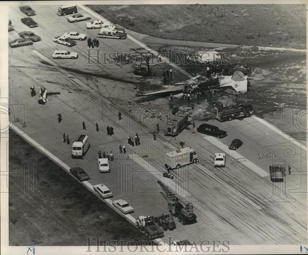 1969 Press Photo Airplane Accidents- Aircraft flips over and burns. 1969 Press Photo Airplane Accidents- Aircraft flips over and burns.