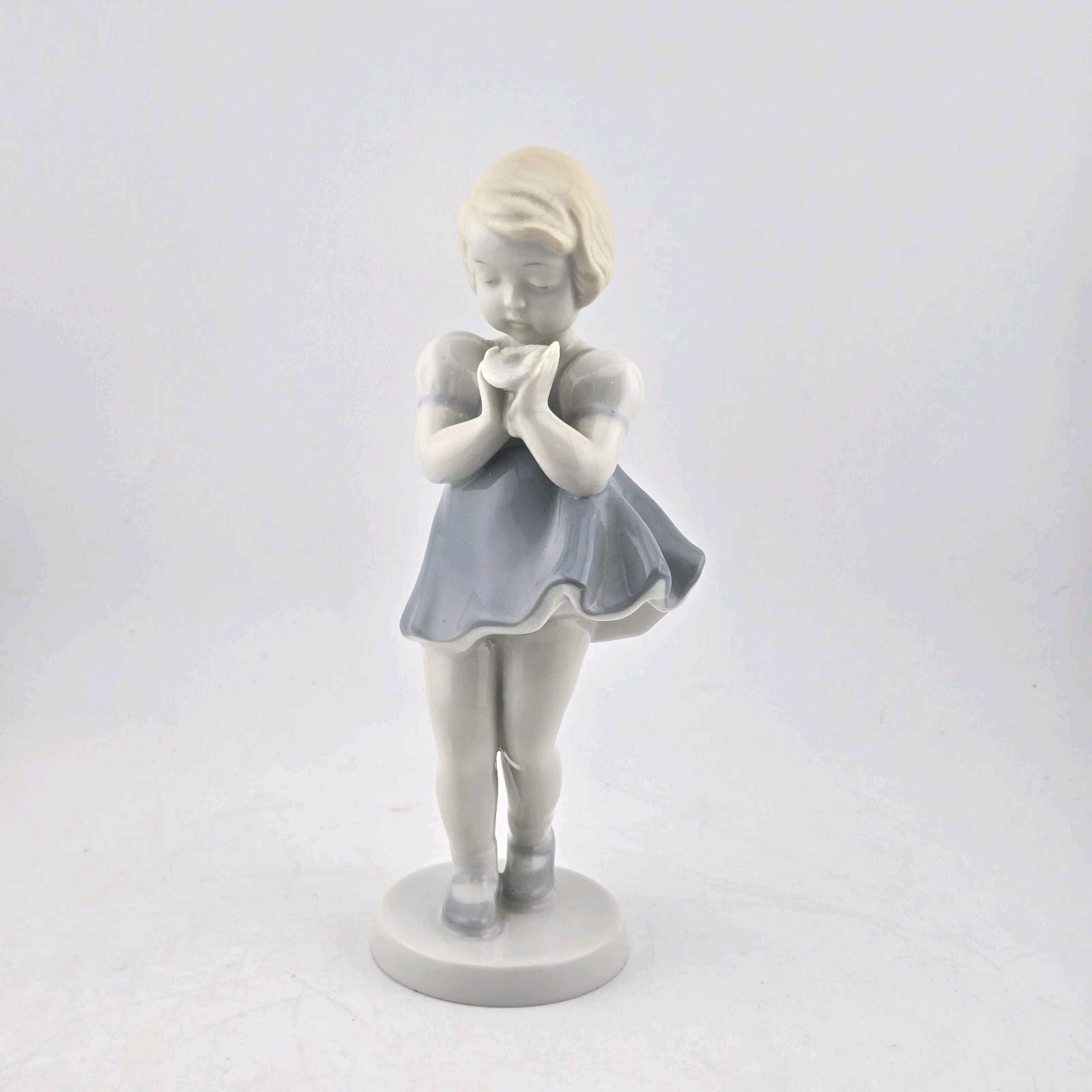 ​Graf von Henneberg Ilmenau Girl with Flower Figurine Porcelain GDR Germany Vtg