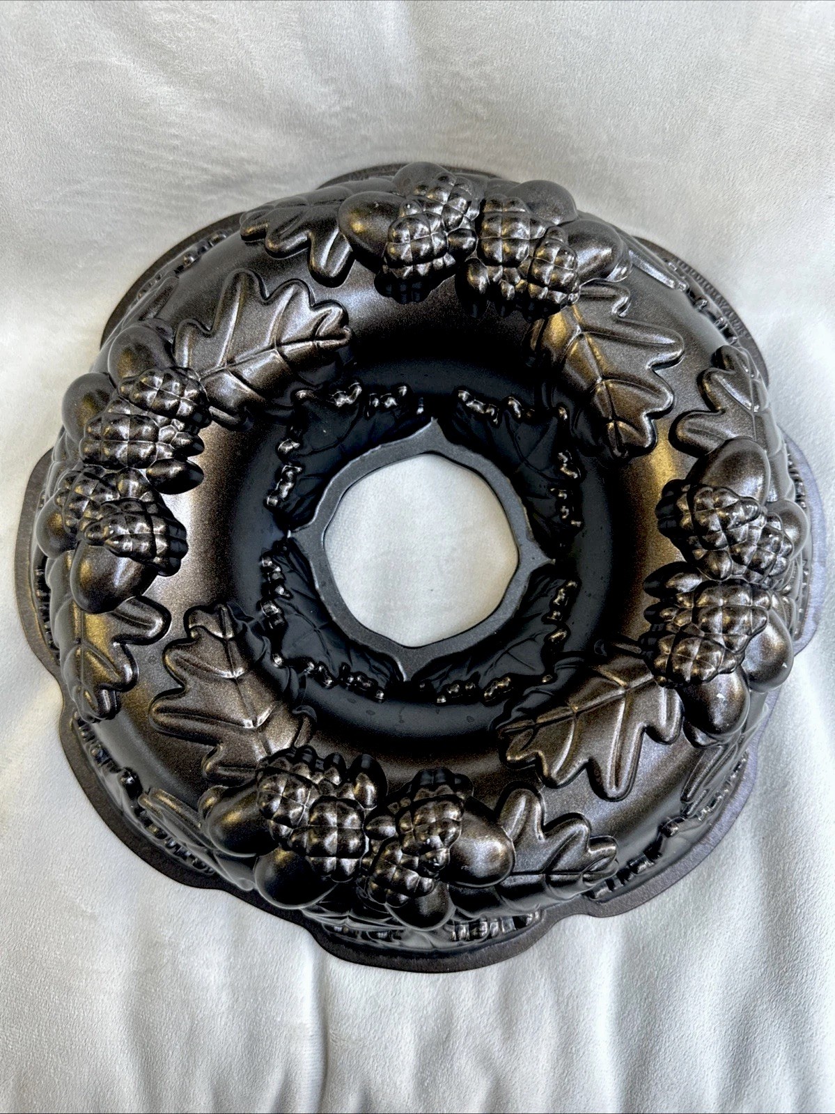 Nordic Ware Fall Harvest Bundt Cake Pan, Bronze, Aluminum Cast, 10Cups/2.4Liters Nordic Ware Fall Harvest Bundt Cake Pan, Bronze, Aluminum Cast, 10Cups/2.4Liters