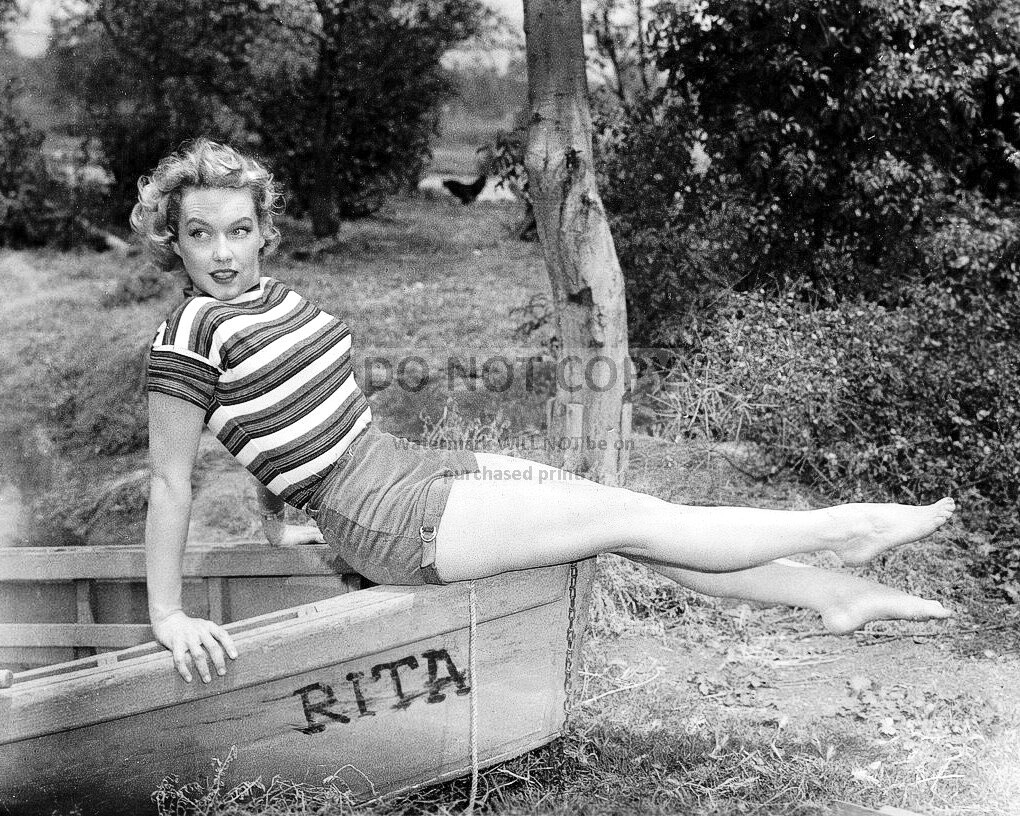 ACTRESS LEIGH SNOWDEN - 8X10 PUBLICITY PHOTO (OP-810)