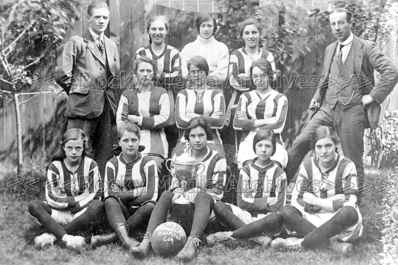 Hzz-27 Women's Team Winners, The Hospital Cup, Ripley, Derbys 1916-17. Photo