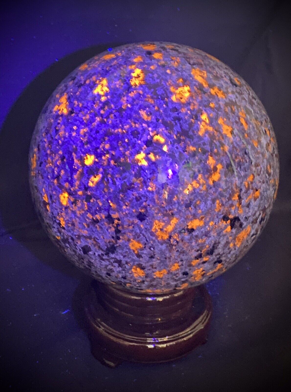 Super Jumbo Yooperlite Sphere With Swivel Stand UV Reactive 5.5 Inches 4.4 Kg