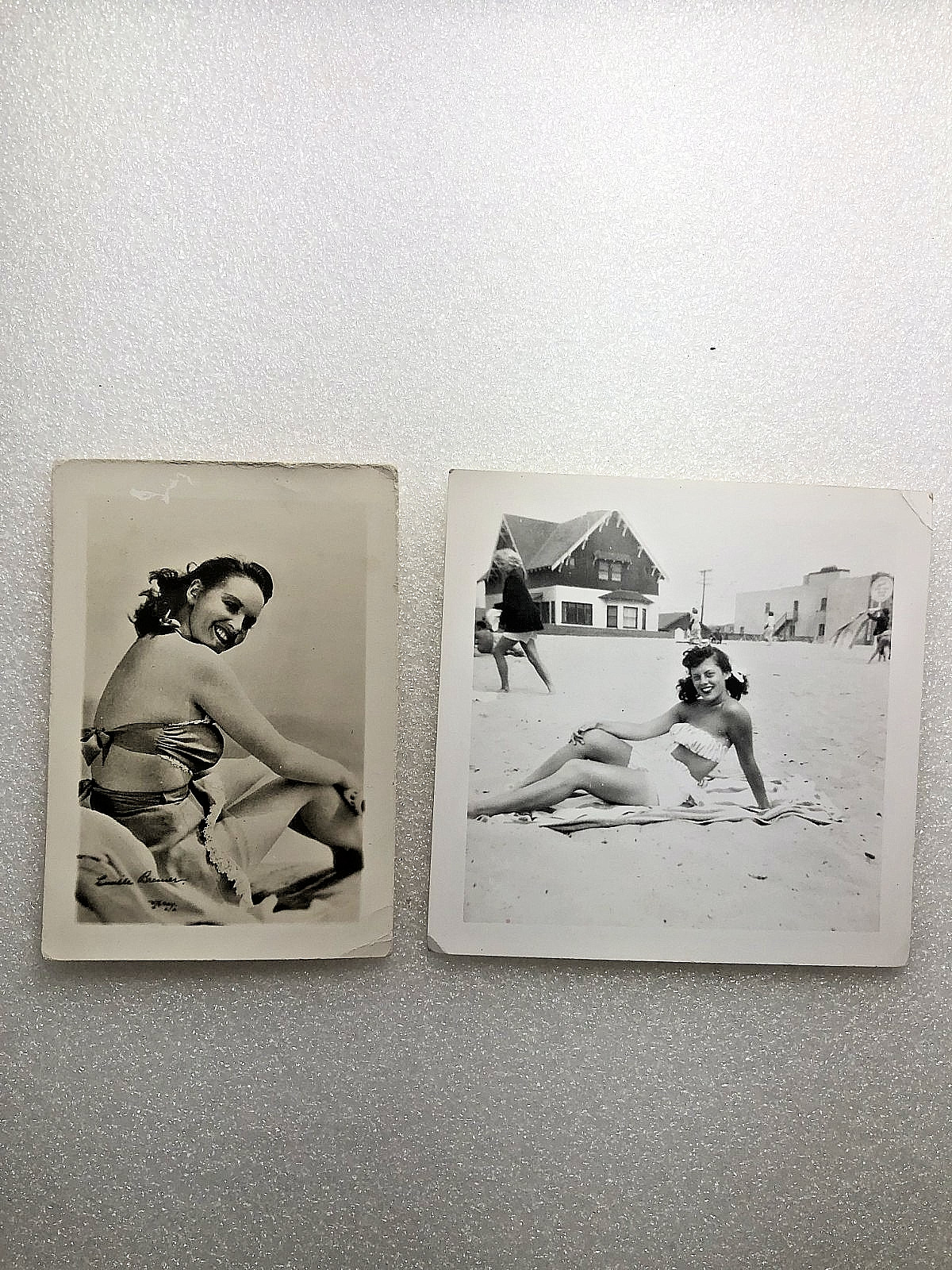 BEAUTIFUL GIRLS ON THE BEACH~2 VINTAGE PHOTO SNAPSHOTS 1950's