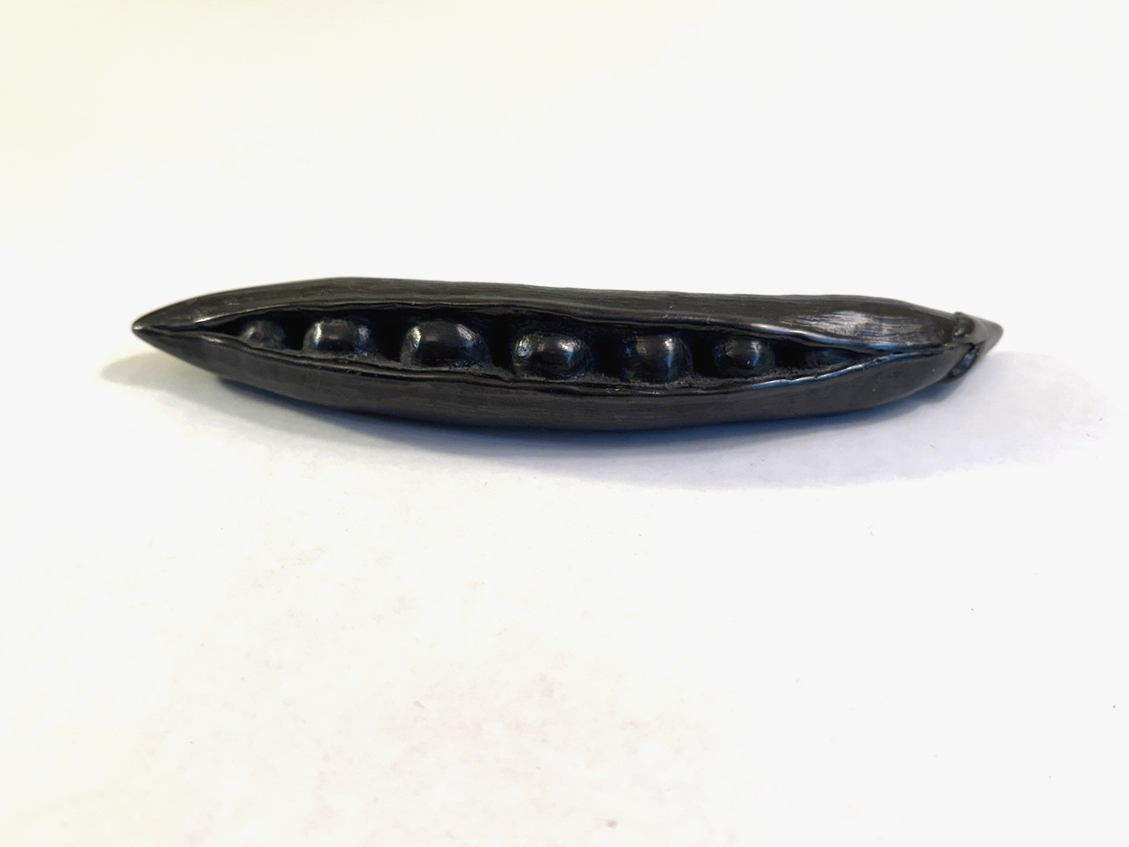 Pea Pod Graphite Pencil/ Sculpture, Agelio Batle Studio, signed 2005, 6”, Fun Pea Pod Graphite Pencil/ Sculpture, Agelio Batle Studio, signed 2005, 6”, Fun
