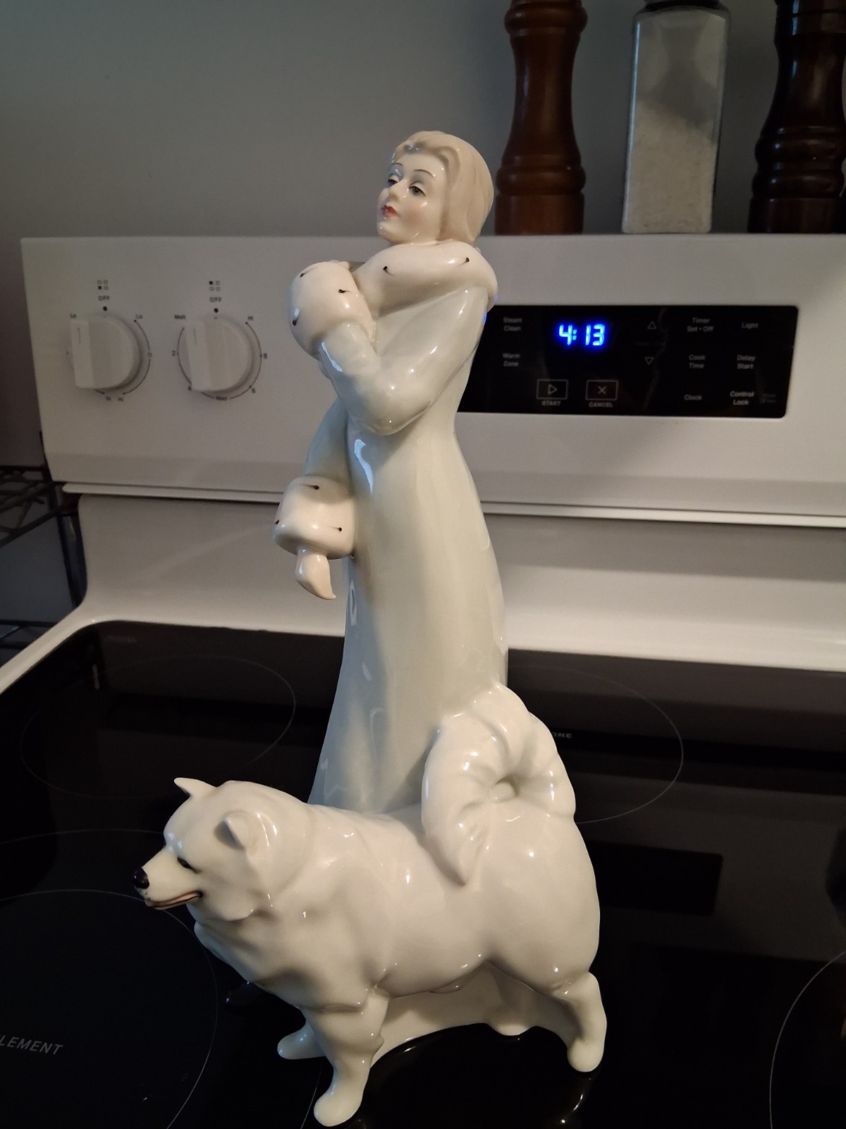 Vintage 1986 Royal Doulton A Winters Walk Figurine # HN 3052 Reflections Hughes