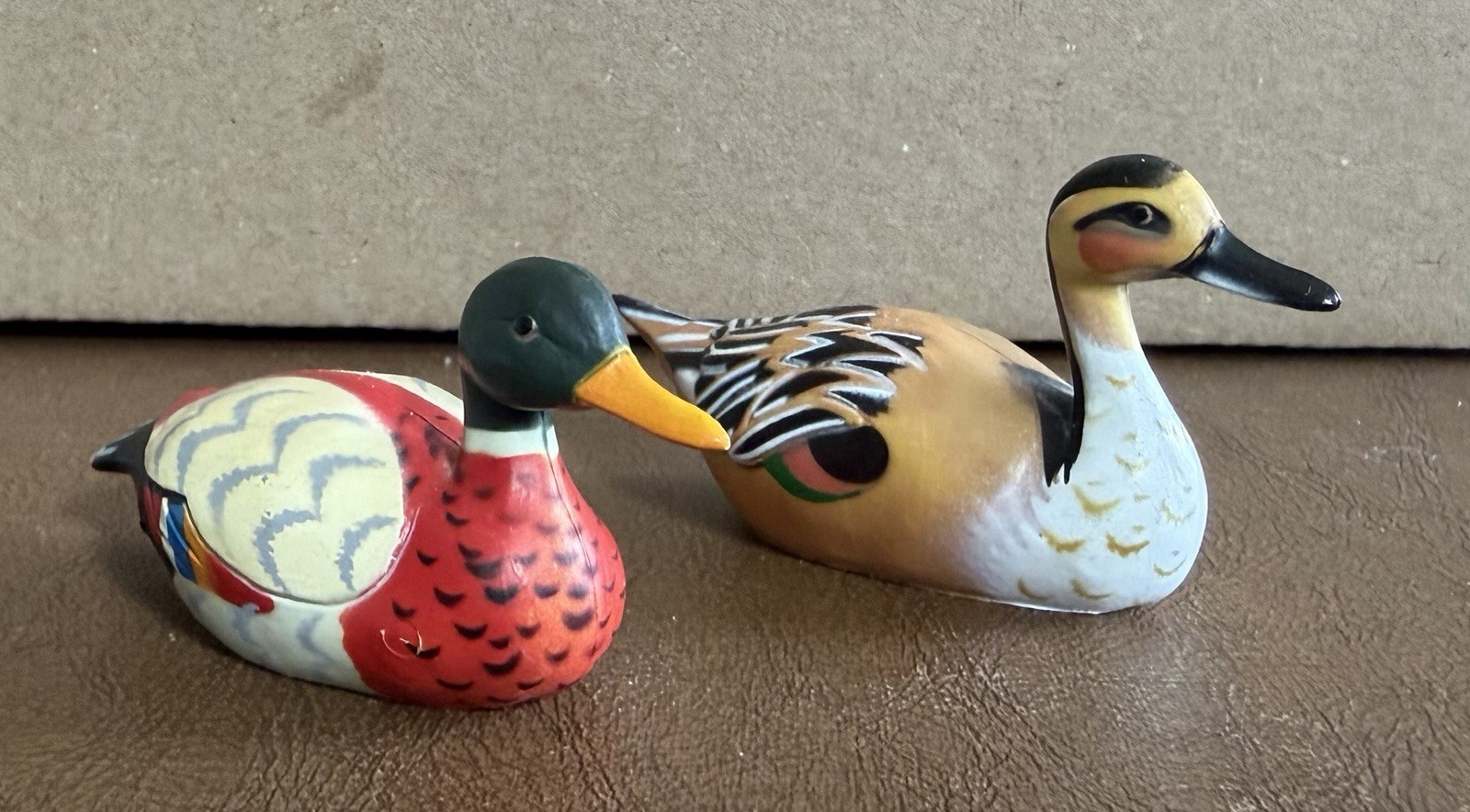 2 Vtg Enesco Duck Figurines - Plastic? 1983 - CH50B4