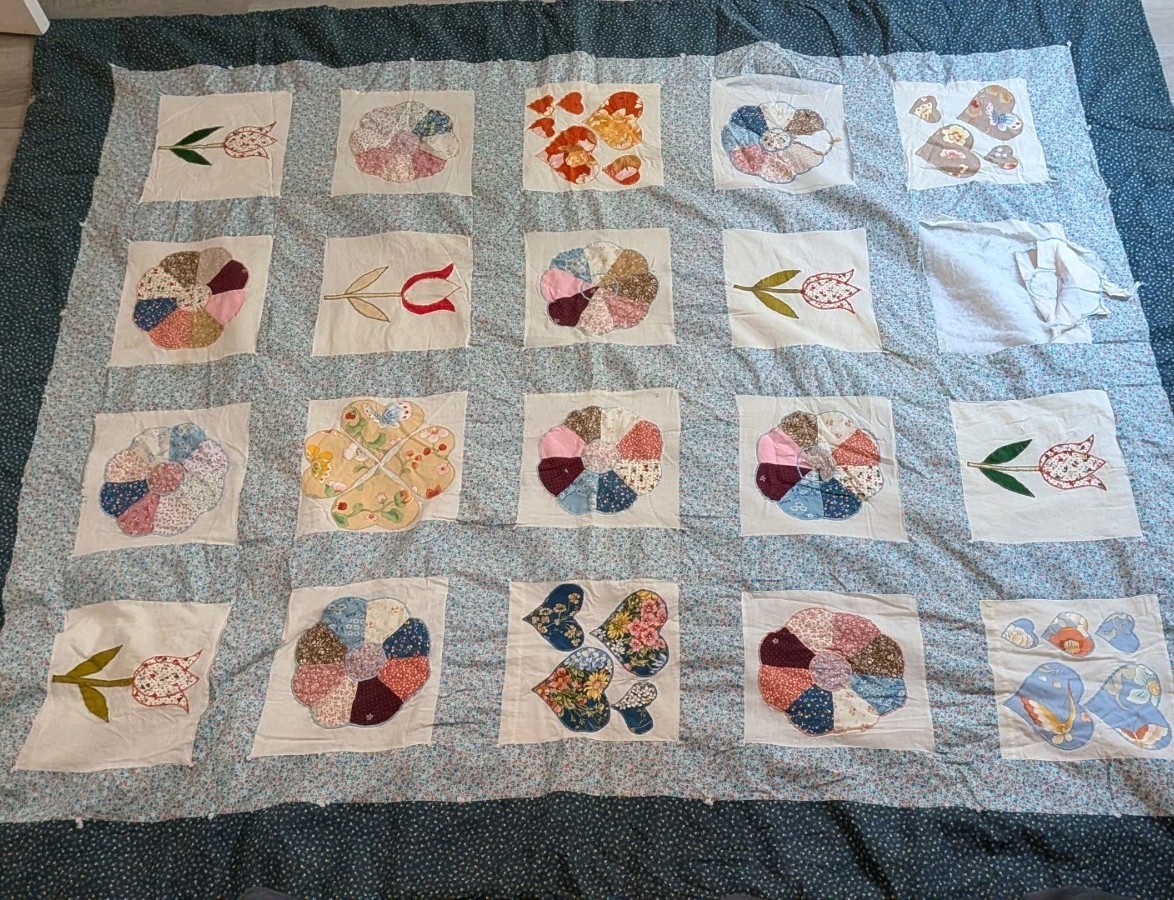 Vintage Blue Wreath/Floral Patchwork Tied Quilt FOR REPAIR And Parts 72-84\