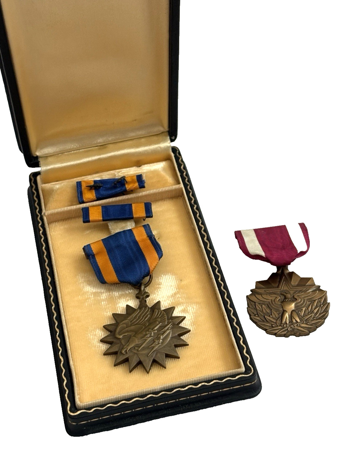Vtg US AIR FORCE Military MEDAL Lot with Ribbon Bar in Presentation Box