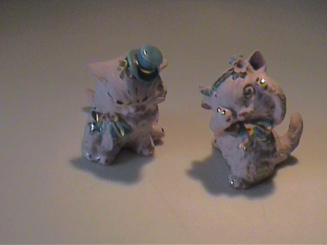 VINTAGE WALKER-RENAKER PINK BISQUE BOY & GIRL CATS WITH FLOWERS & GOLD TRIM