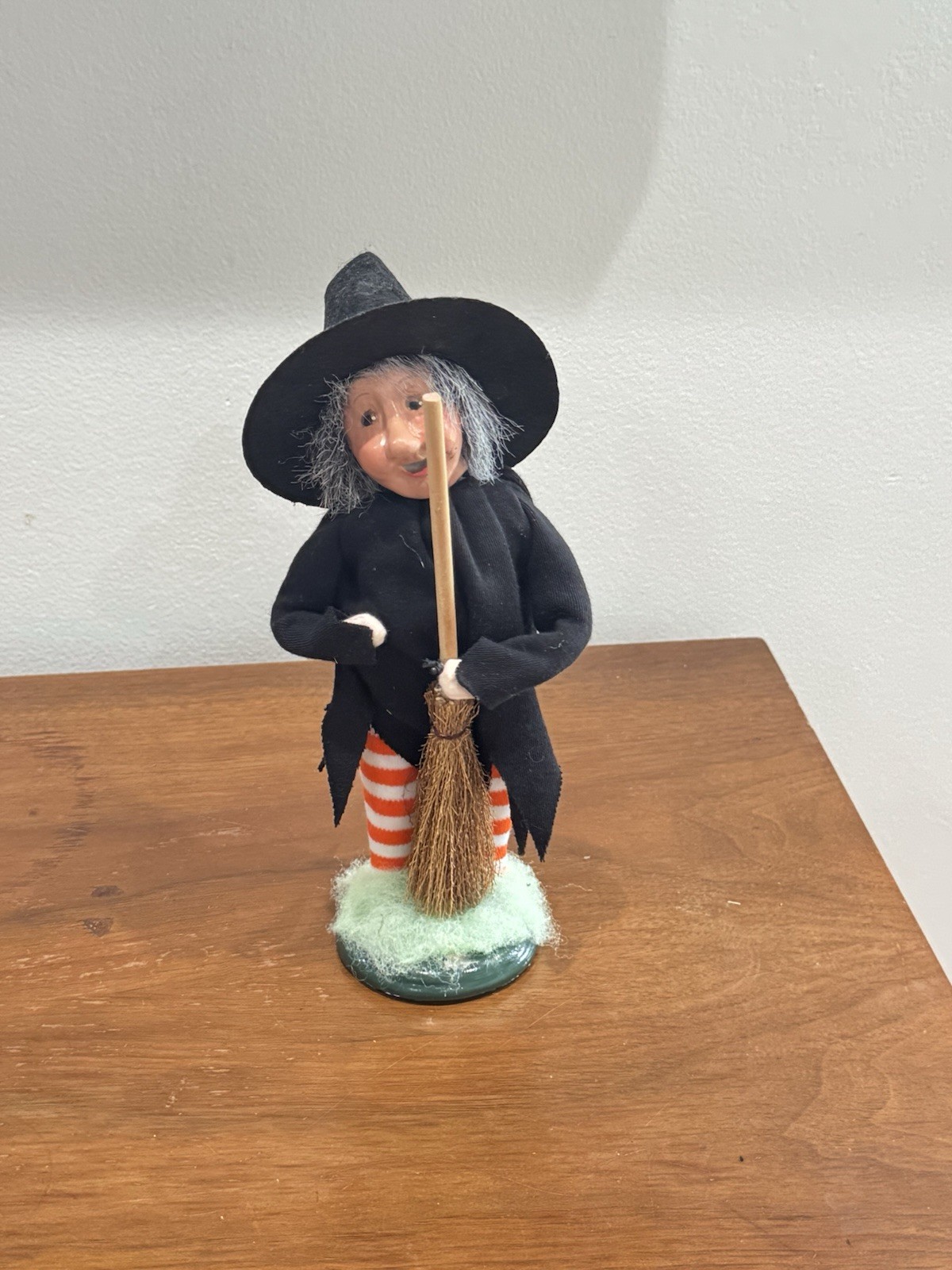 Byers\' Choice Halloween Gnome Witch 7203 W/ Broom 2020