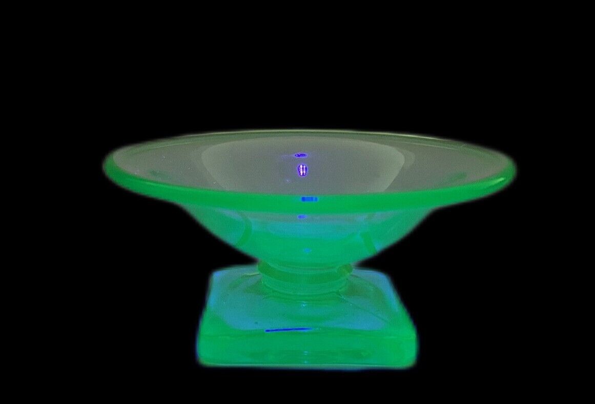 Vintage Uranium/Vaseline Green glass MINATURE round pin trinket dish. 