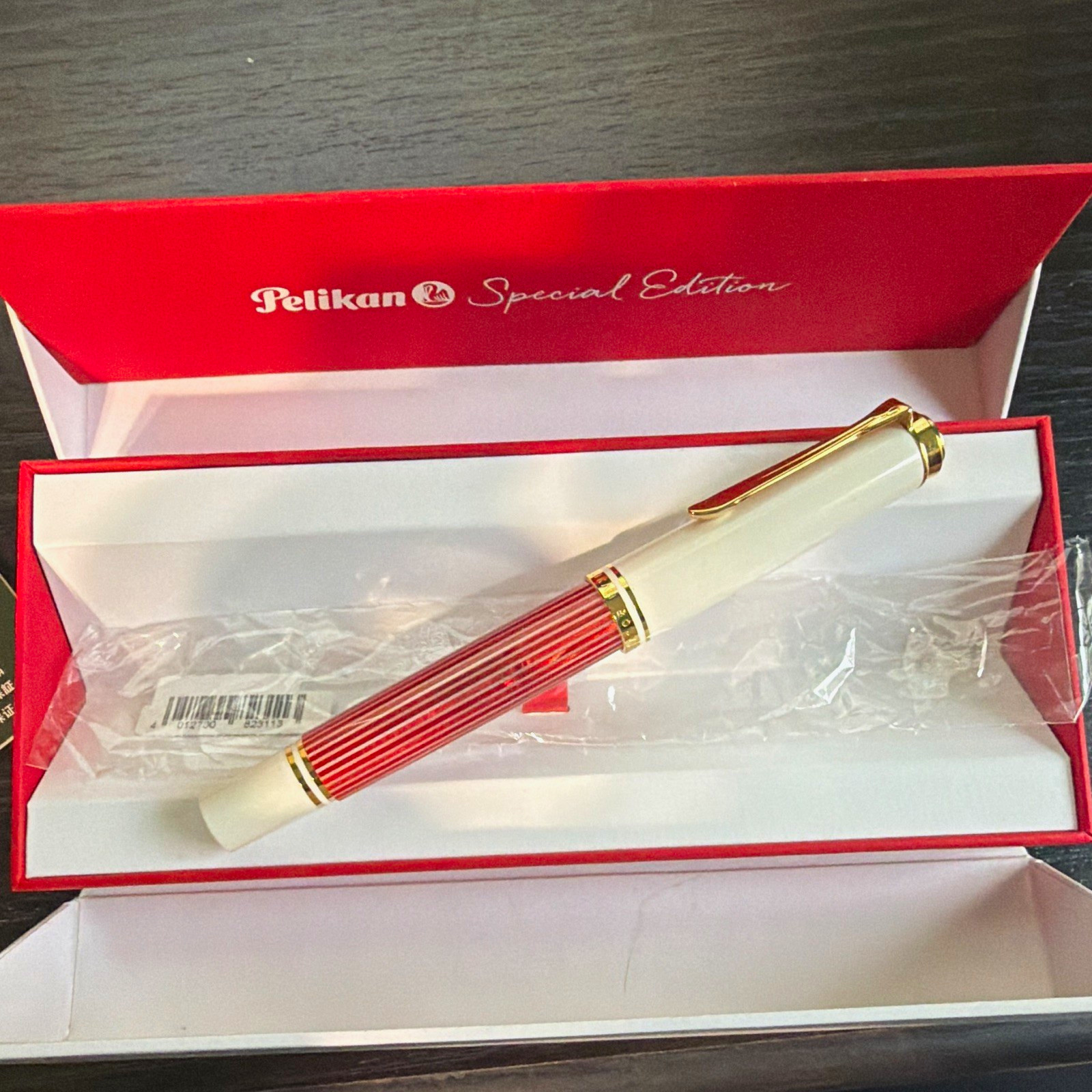 Pelikan Souverän M600 Red/White Fountain Pen Gold Trim 14C (M) Nib STEAL PRICE