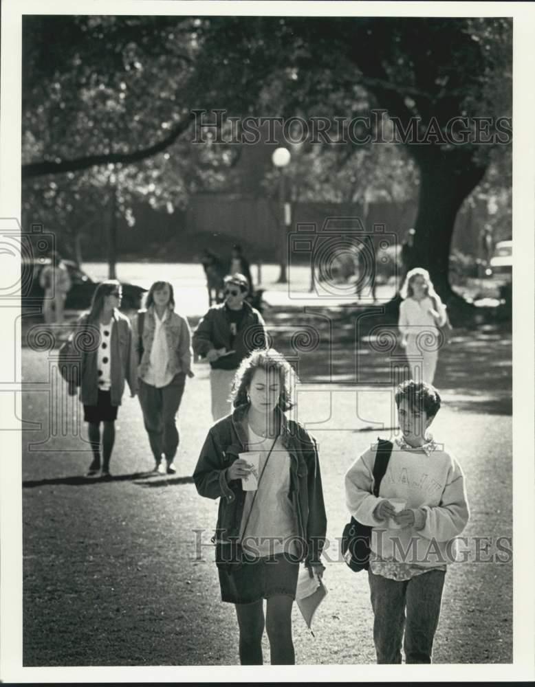 1987 Press Photo Newcomb coeds on their way to class in front of Newcomb Hall