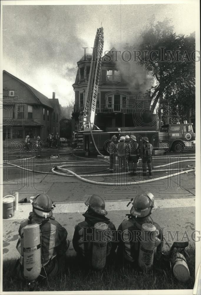 1990 Press Photo Waukesha Firefighters Rest at Blaze at 108-110 Main Street