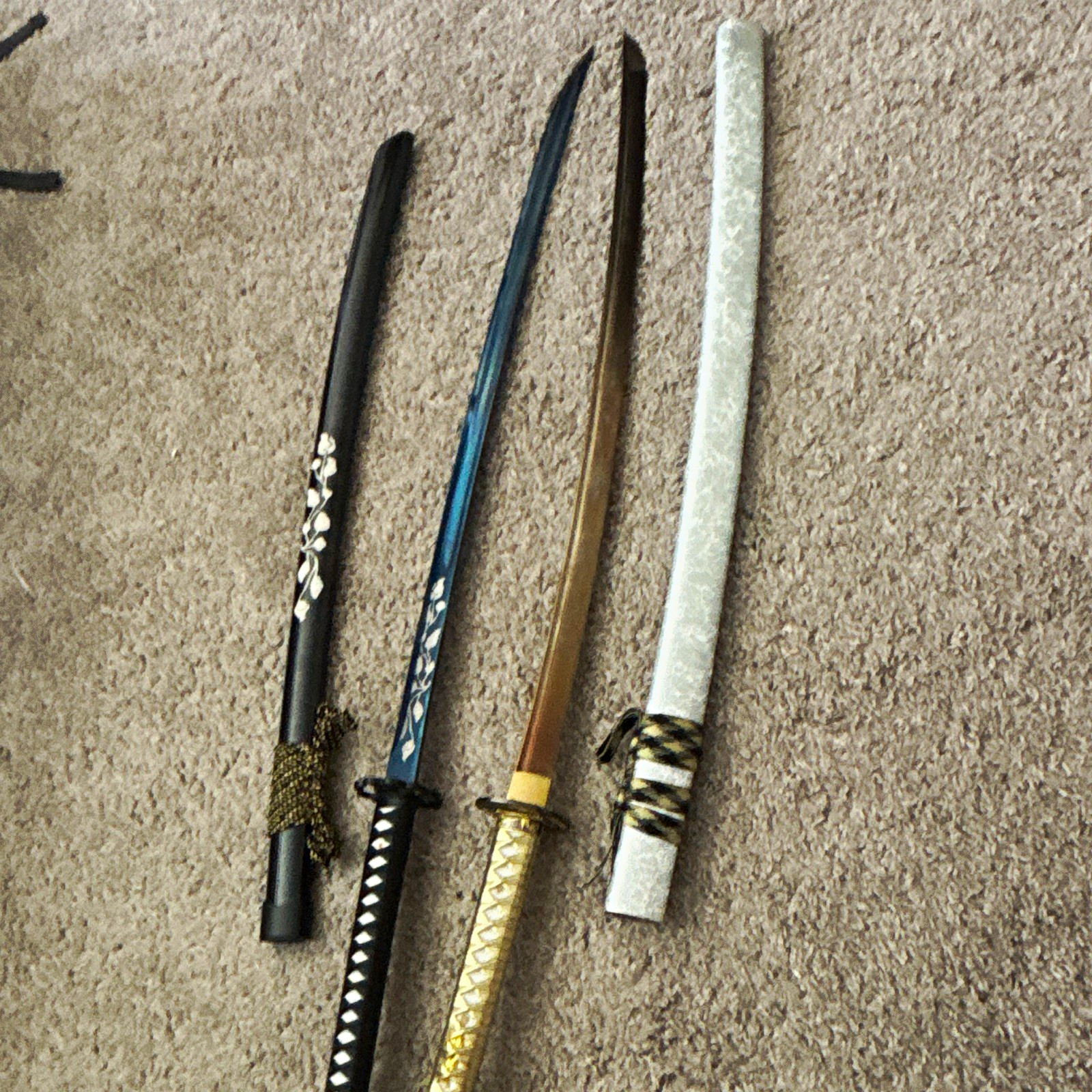 2 Katanas