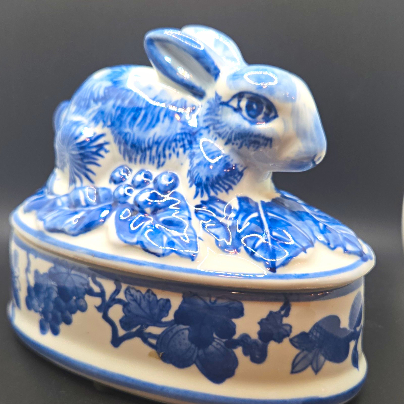 Vintage Dechang Porcelain  Blue & White Floral Bunny Rabbit With Lid 7.5 x 6.5\