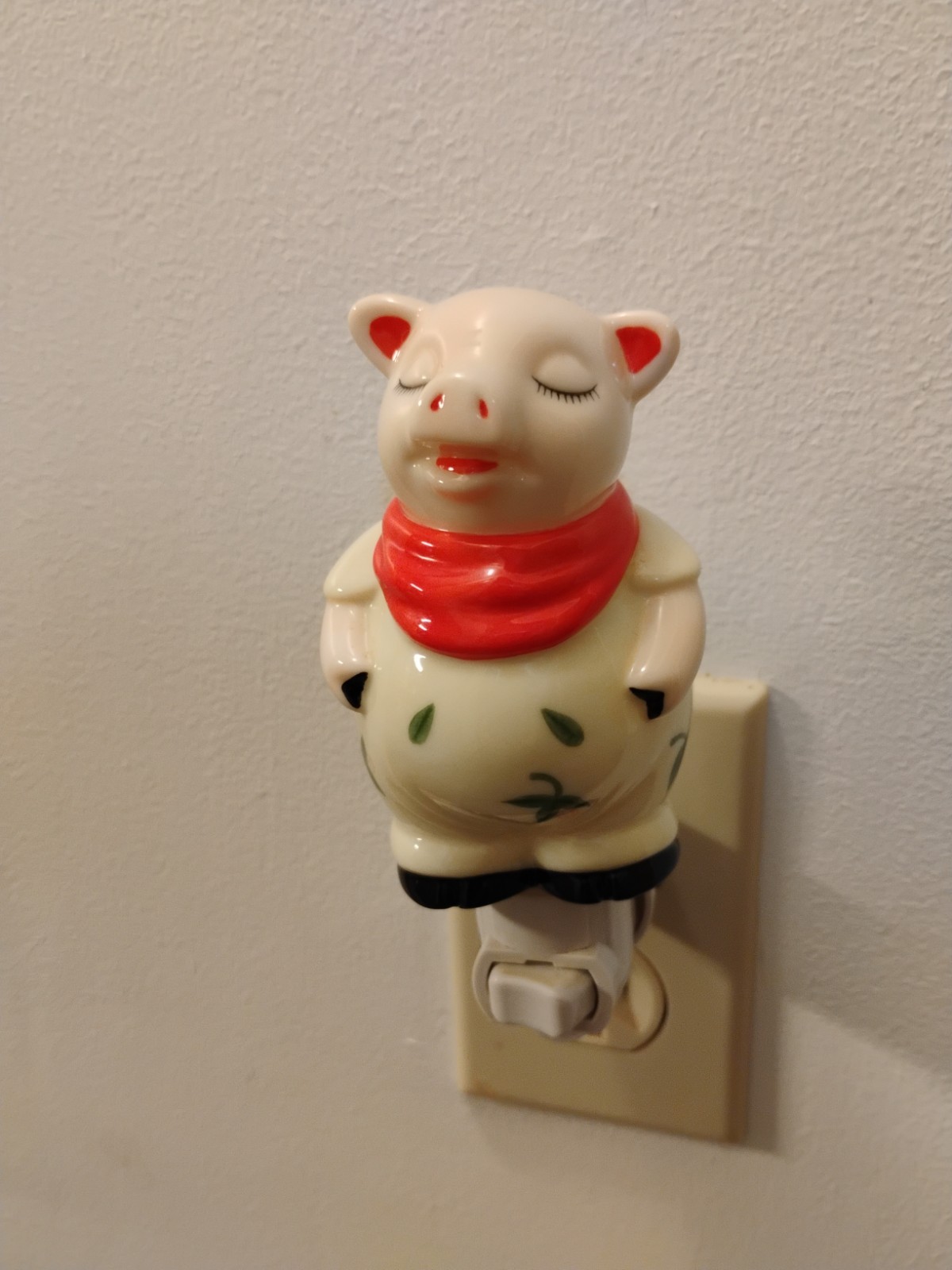 Vintage (?) Smiley Pig Kitchen Night Light Lite Berries On Shirt Shawnee Style