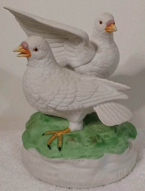 Vintage 1980’s Porcelain Doves Music Box Love Story Theme Beautiful Dreamer 