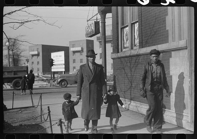 Photo:Chicago Illinois 1930s Black Family Street Scene Sidewalk Winter