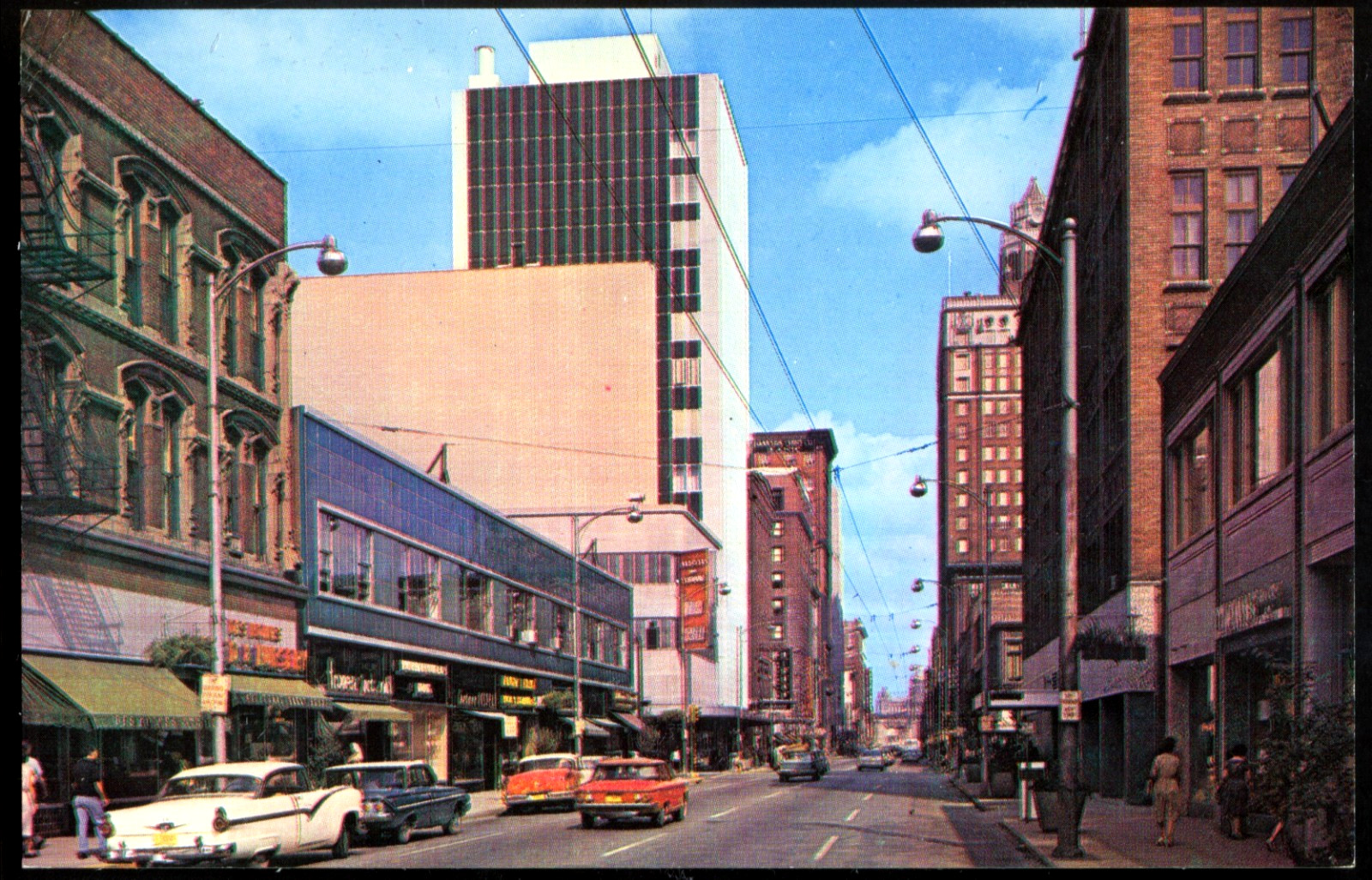 Iowa, Des Moines - Locust Street Downtown Scene & 1950s & 60s Cars - Postcard