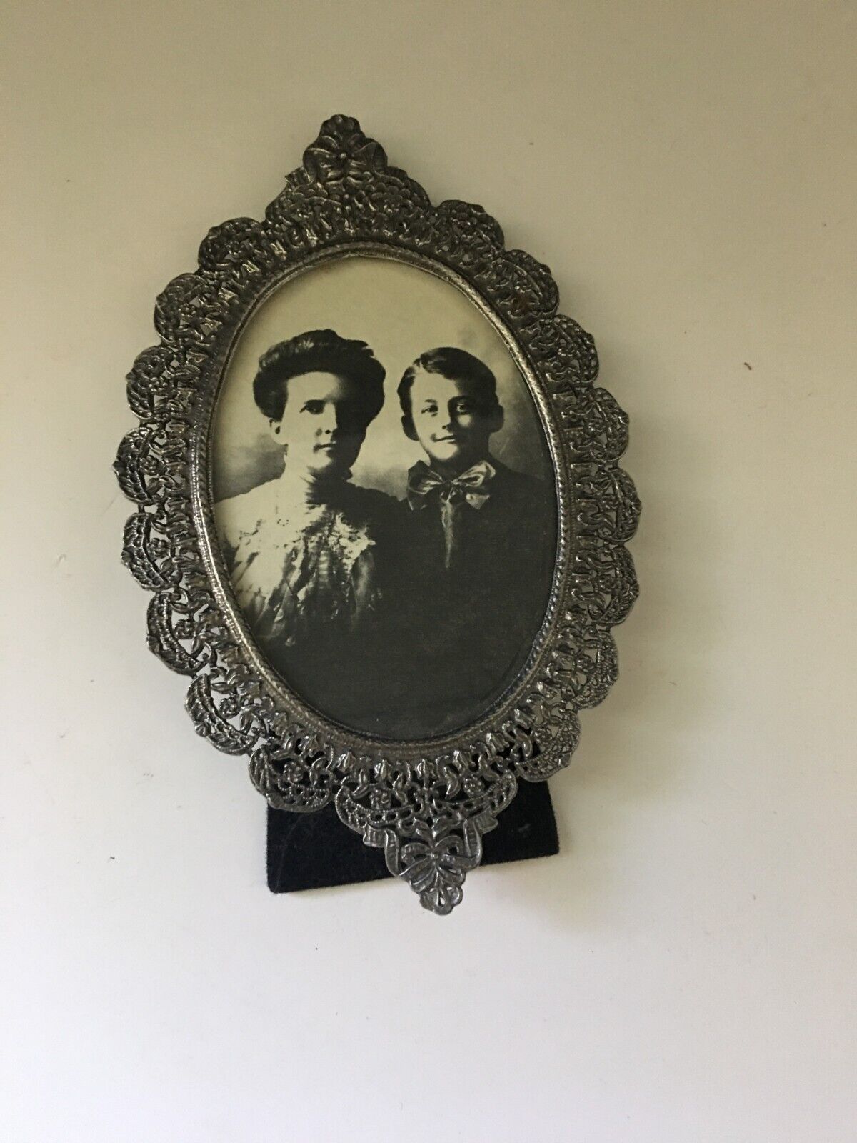 Antique / Vintage Oval Photo Frame Mother & Child Victorian Silver plated Pewter