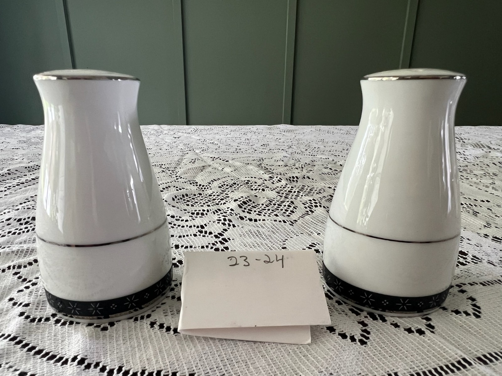 Noritake Peking 2229 Salt & Pepper Shaker Set 3.25\ Noritake Peking 2229 Salt & Pepper Shaker Set 3.25\