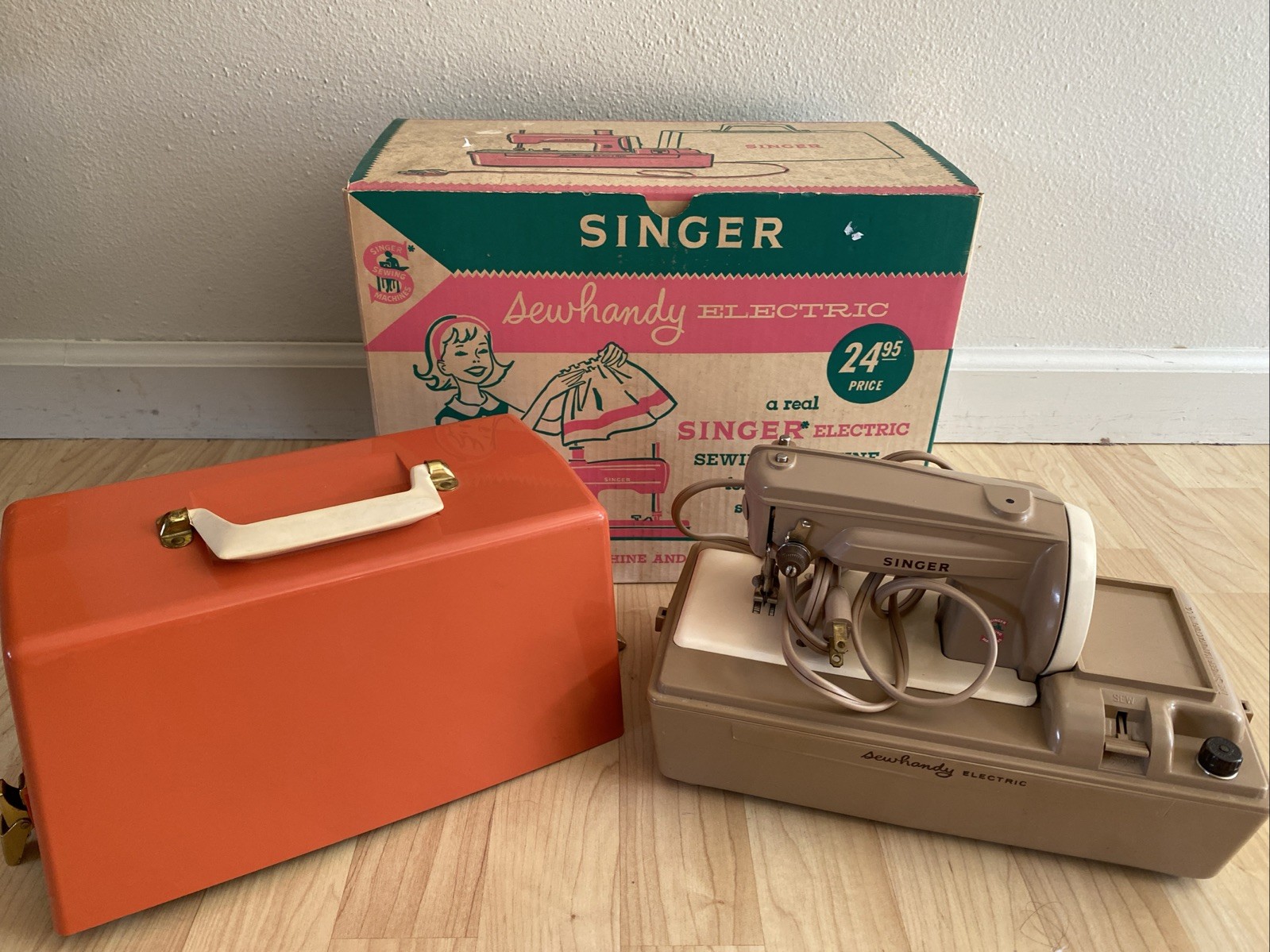 1960s Singer 50D Sewhandy Mini Children\'s Toy Sewing Machine, Electric w/ Box