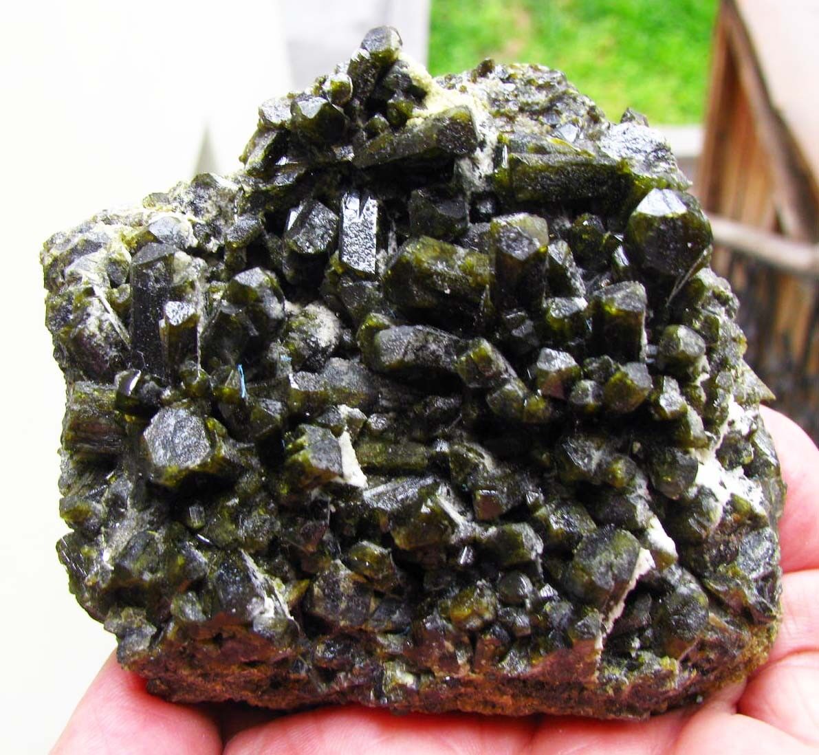 EPIDOTE STRONG GREEN CRYSTALS on MATRIX - PERÚ..NEW FIND..OUTSTANDING BRIGHTNESS