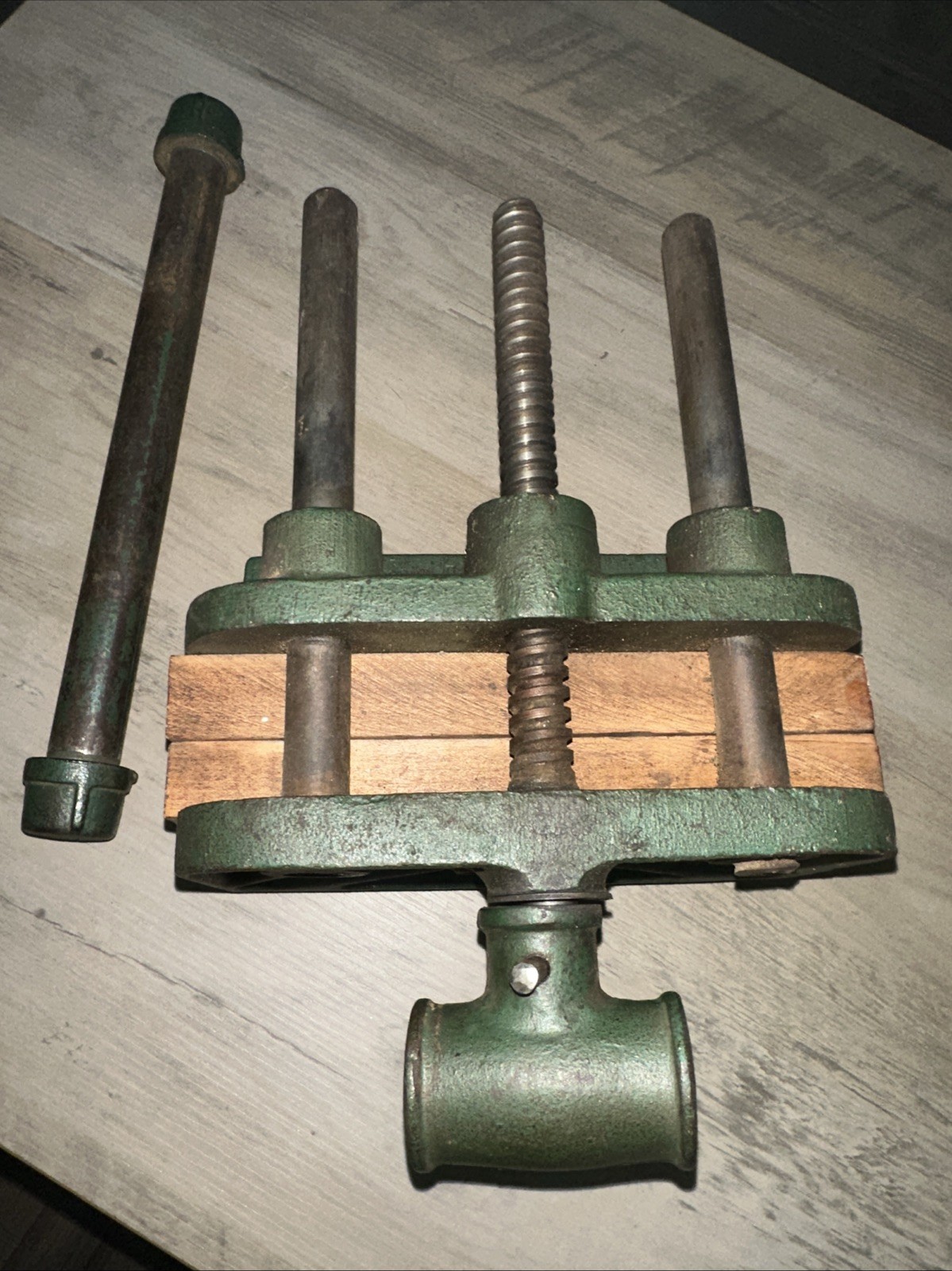 Vintage Howe & FDY Co. under bench screw vise No.197 Littlestown PA. Nice Shape
