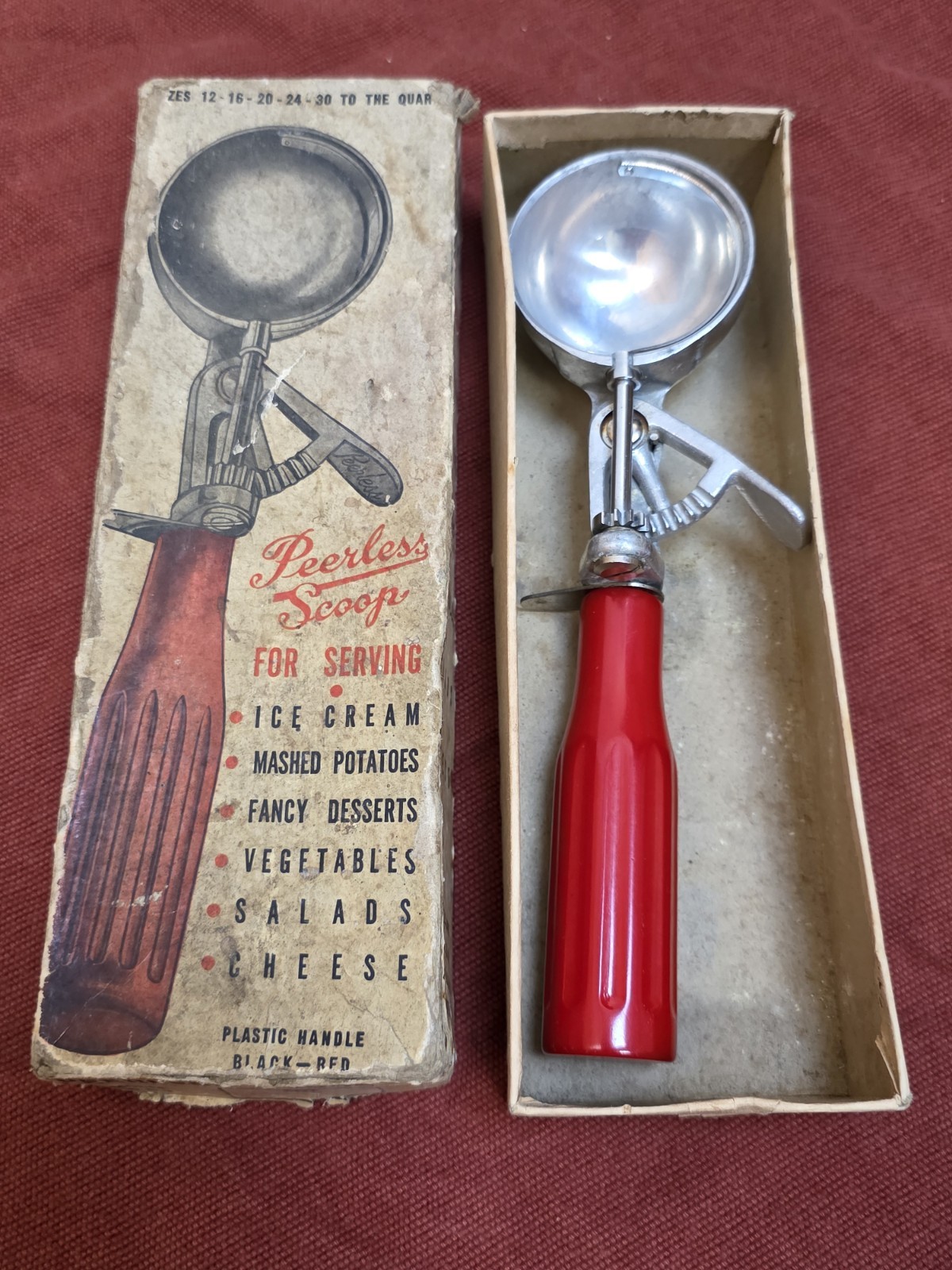 VTG PEERLESS SCOOP WITH RED Bakelite Catalin HANDLE AND BOX-MODEL 601 Size 20