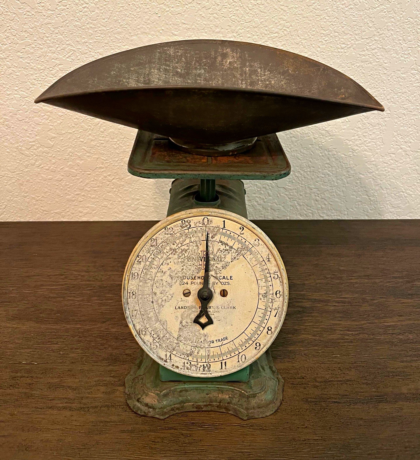 Landers, Frary & Clark Antique Green Metal Manual Kitchen Scale 24 lb w/ Bowl Landers, Frary & Clark Antique Green Metal Manual Kitchen Scale 24 lb w/ Bowl