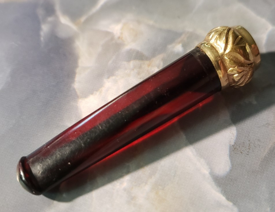 Vintage Art Deco WDC Cigarette Holder Cherry Amber Bakelite & Gold Tone end