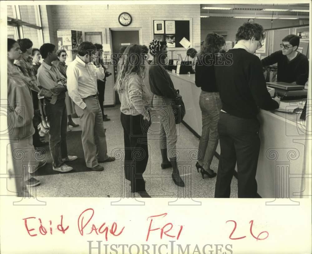 1985 Press Photo Post Office Line, Carrollton, New Orleans - noc09245