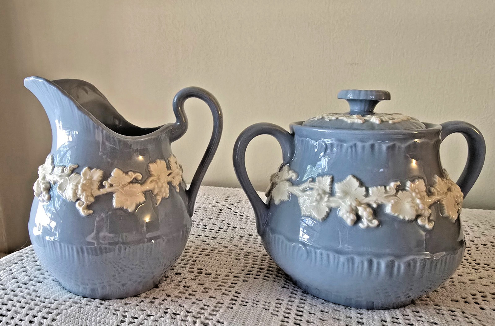VINTAGE WEDGWOOD EMBOSSED QUEEN'S WARE CREAMER & COVERED SUGAR BOWL, ENGLAND
