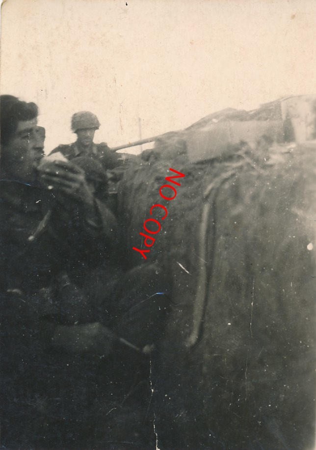 Photo Wehrmacht Soldiers Trenches Tank Cannon Tube Helmet Front WW2 - X281