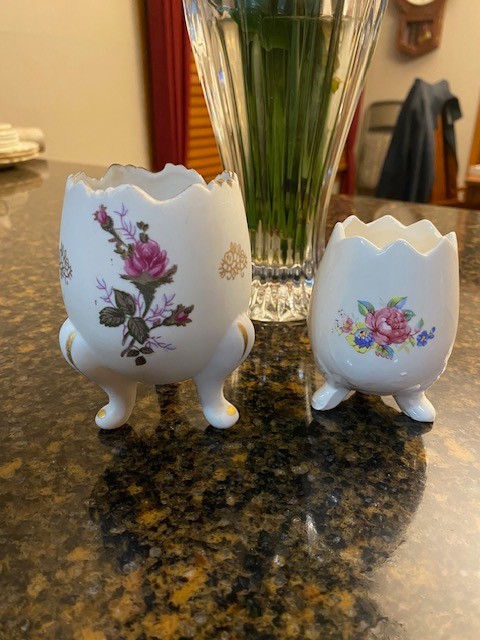 Two 3 footed cracked egg vases