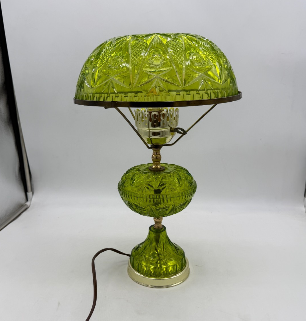 RARE VTG 1970s Green Acrylic Lucite Boudoir Lamp Daisy & Button Faux Glass 17.5 RARE VTG 1970s Green Acrylic Lucite Boudoir Lamp Daisy & Button Faux Glass 17.5