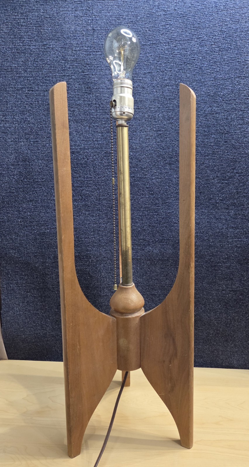 VINTAGE MID CENTURY MODERN SCULPTURAL WOODEN TABLE LAMP