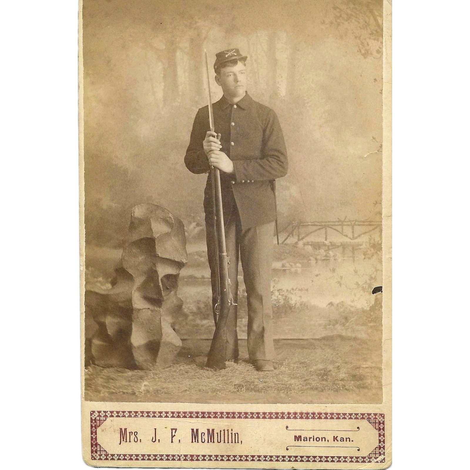 📷RARE 1890s Cabinet Card US Infantry Soldier Trapdoor Rifle Marion KS McMullin