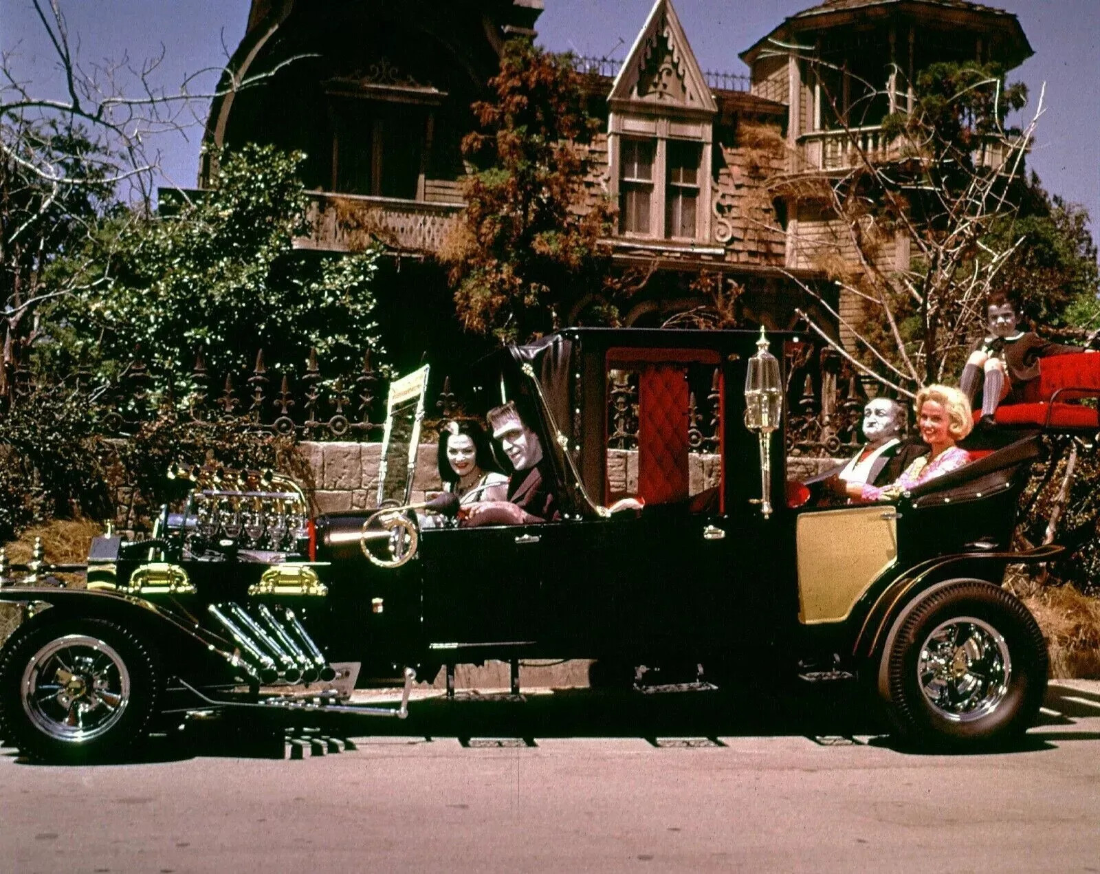 The Munsters Mobile Dragula 1964 Fred Gwynne Yvonne Decarlo 4x6 Picture Celebr